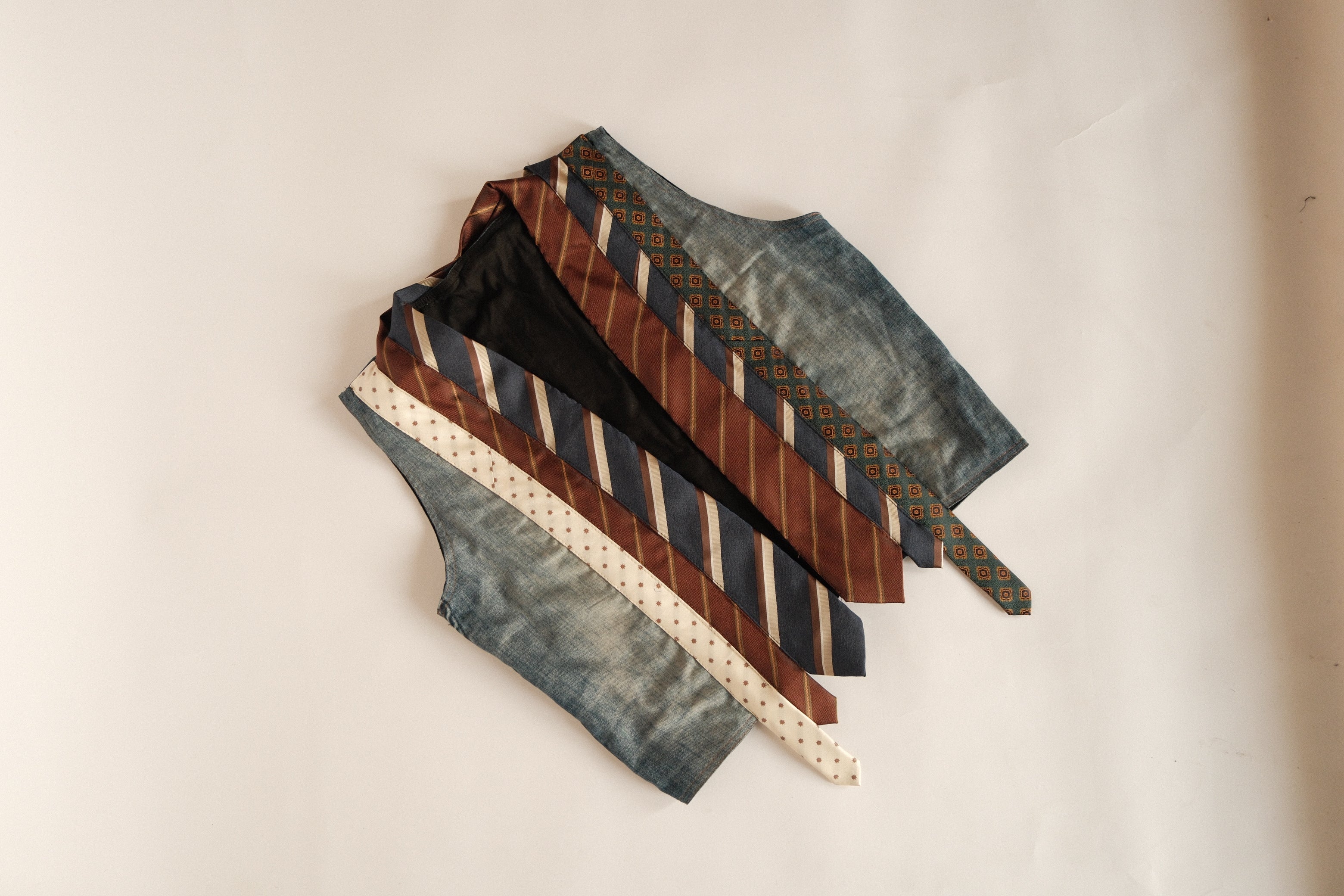 Tie vest